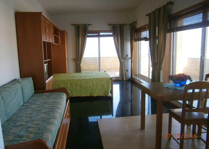 Sun, Pool And איזמוריס